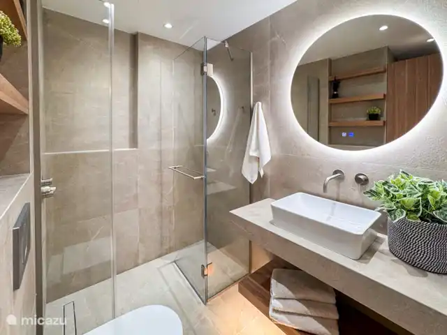 Villa Los Pacos | Grèce, Crète, Adele - villa Salle de bain à l’étage avec douche à l’italienne et machine à laver
