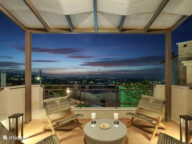Villa Los Pacos | Grèce, Crète, Adele - villa Balcon supérieur coin salon avec coucher de soleil et vue sur la mer
