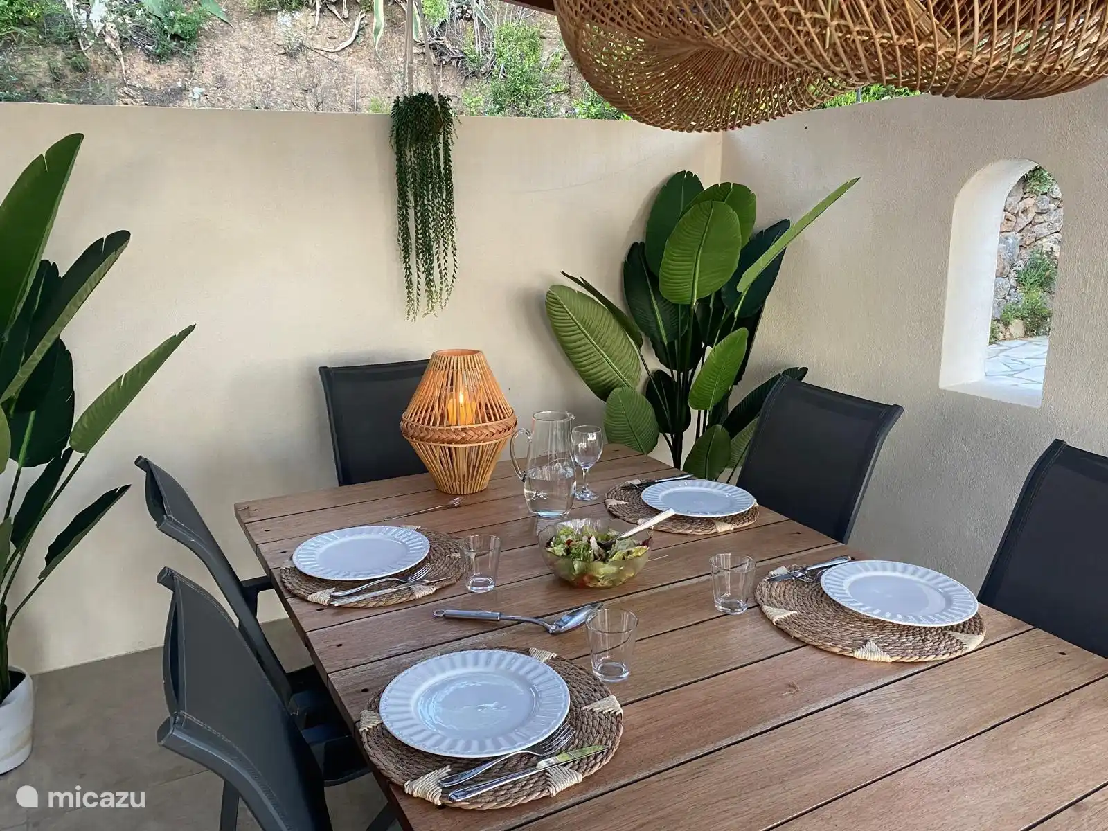 Eettafel voor 8 personen met overdekt terras met zeezicht