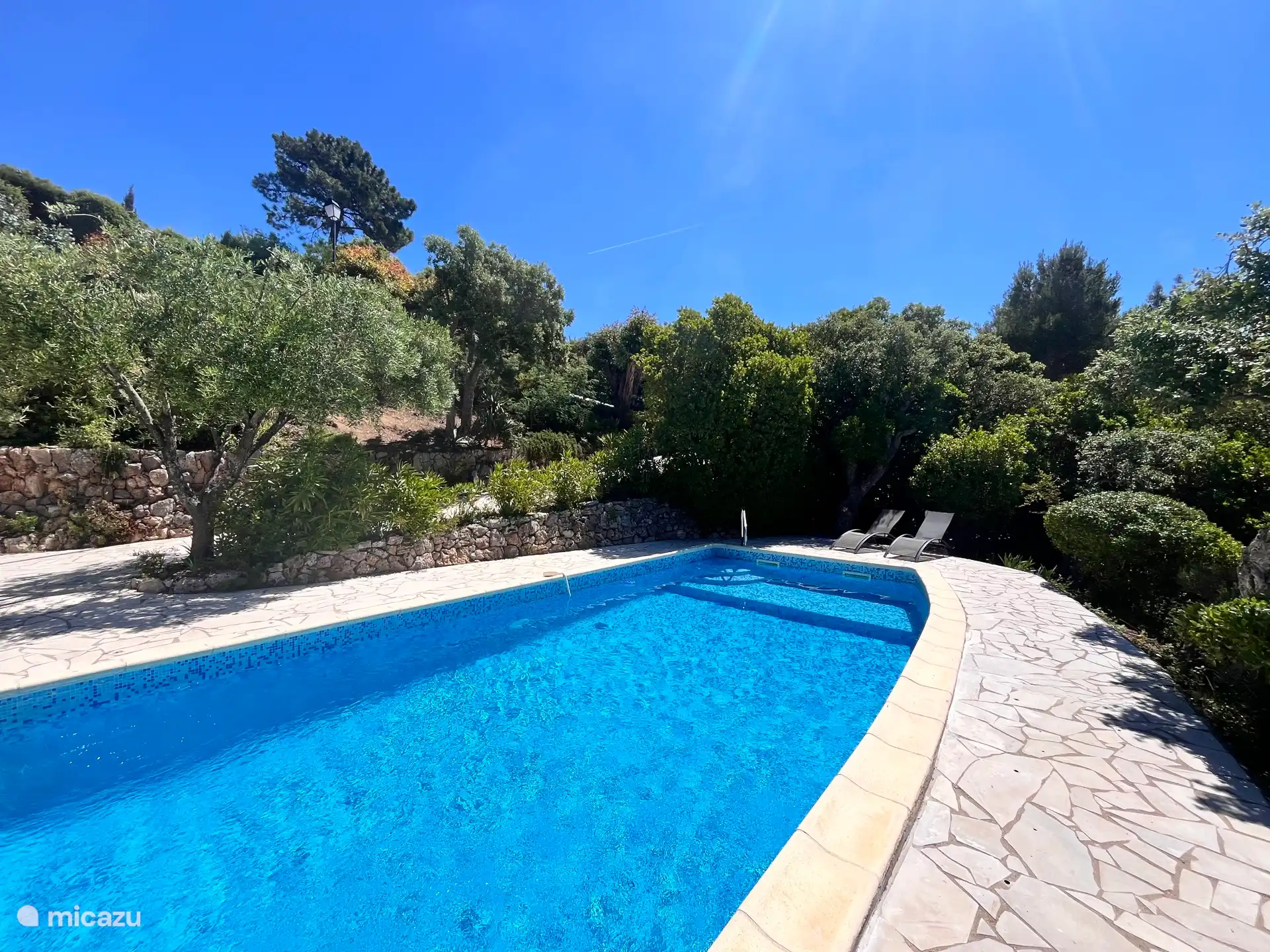 Groot zwembad met de gehele dag zon gelegen op Zuid-West met volledige privacy. 