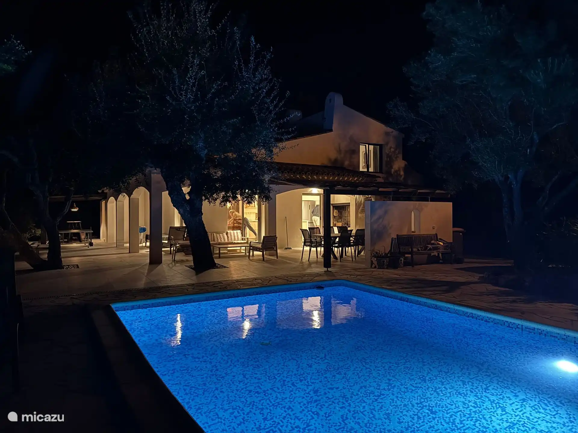 Die Villa verfügt sowohl über eine stimmungsvolle Innen- als auch eine Außenbeleuchtung.