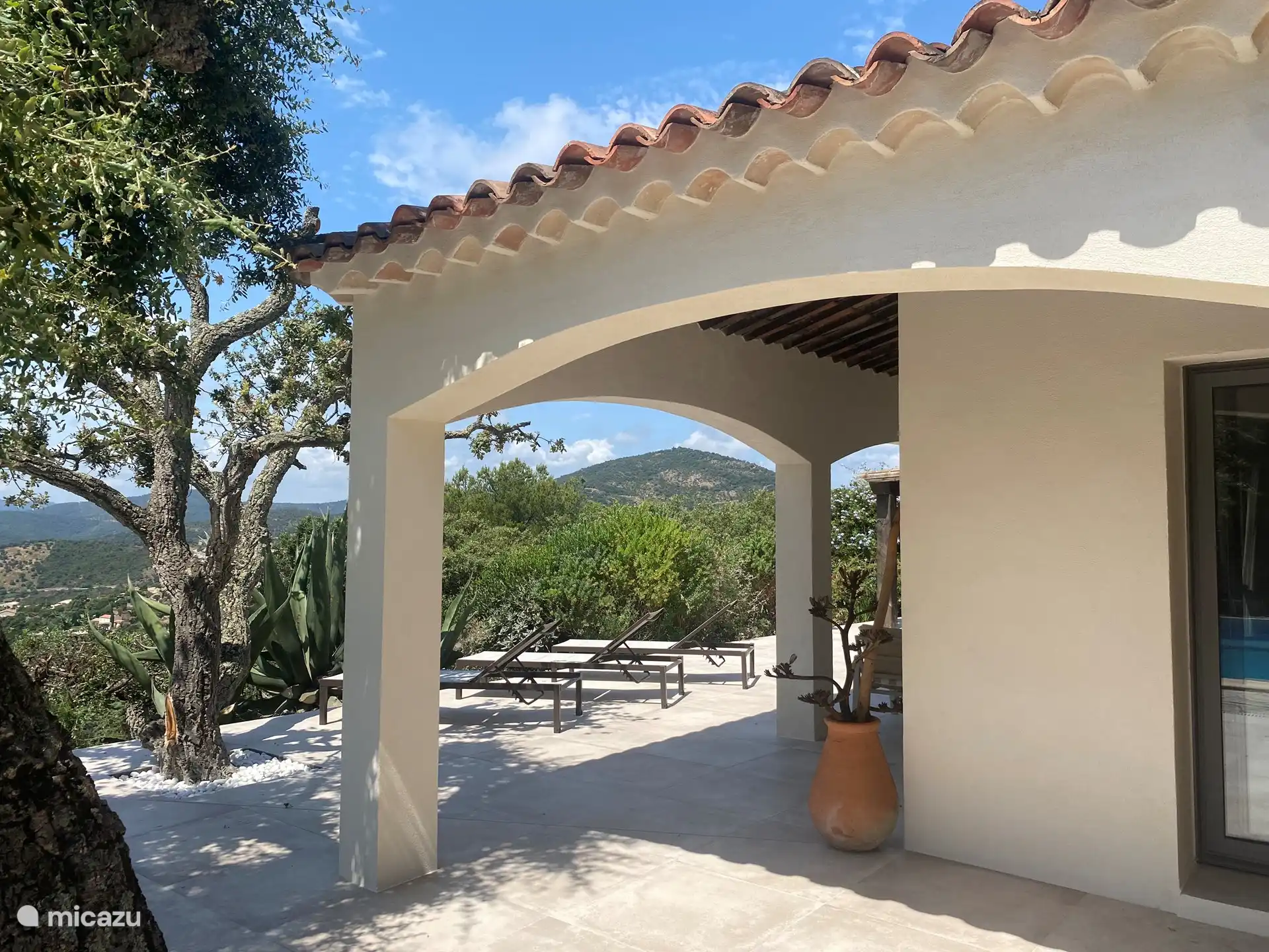 Großzügige Terrassen mit schöner Aussicht überall