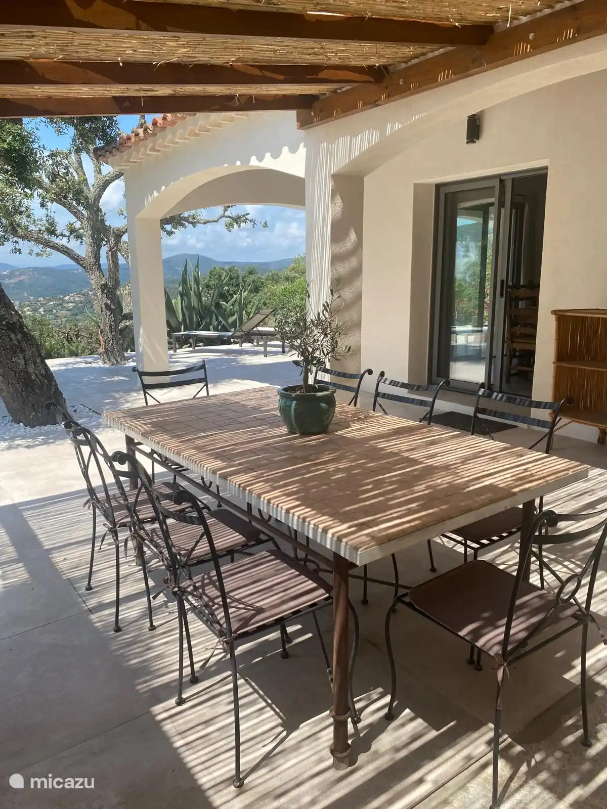 Überdachte Terrasse mit Tisch im Freien