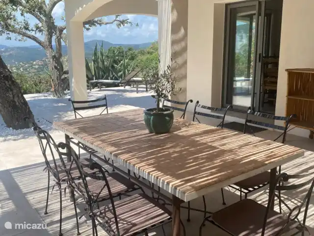 Villa Xenia avec vue imprenable sur la mer | France, Côte d'Azur, Les Issambres - villa Terrasse couverte avec table extérieure