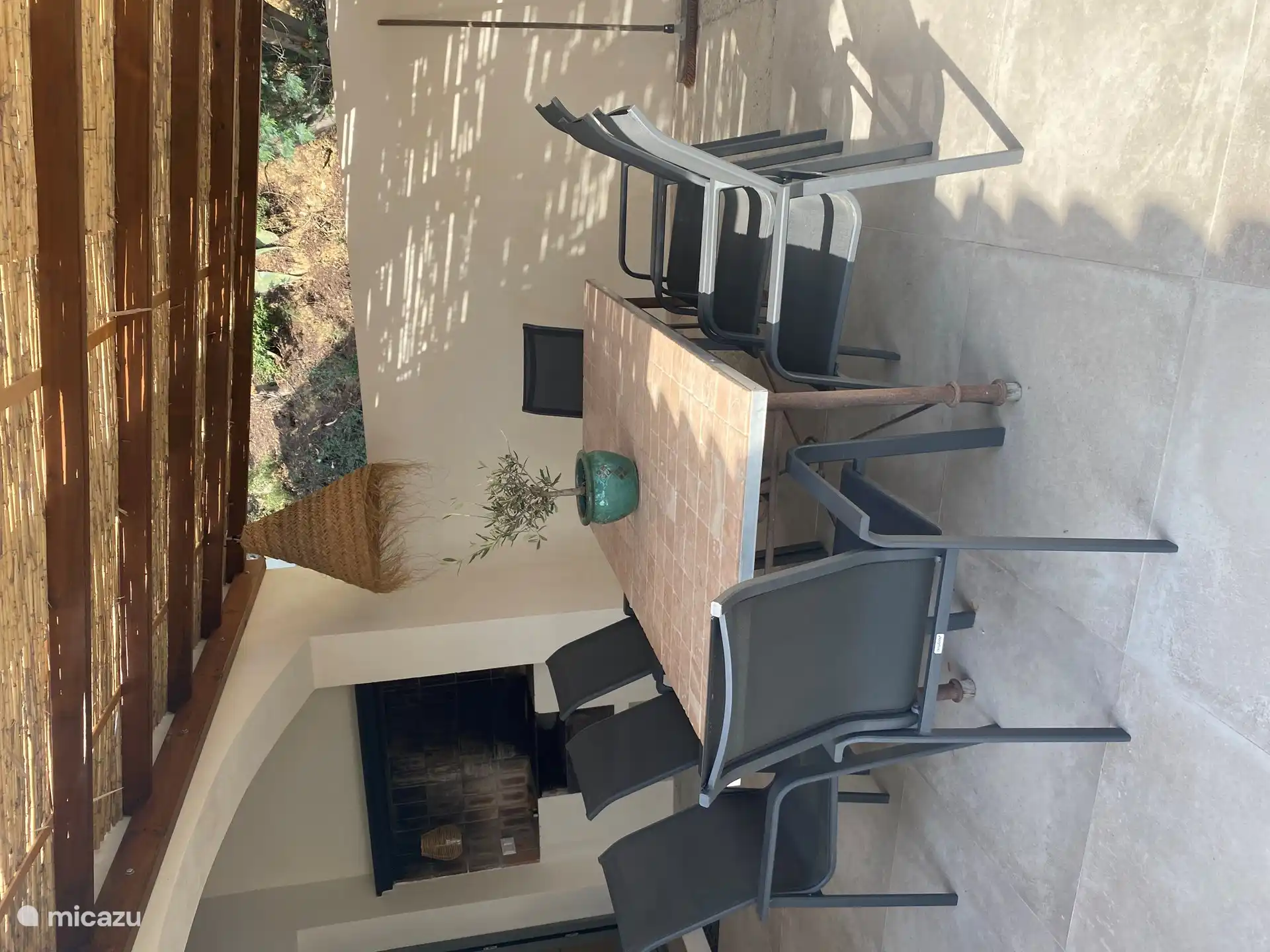 Überdachte Terrasse mit Grill mit Blick auf den Pool und die Bucht von Saint Tropez