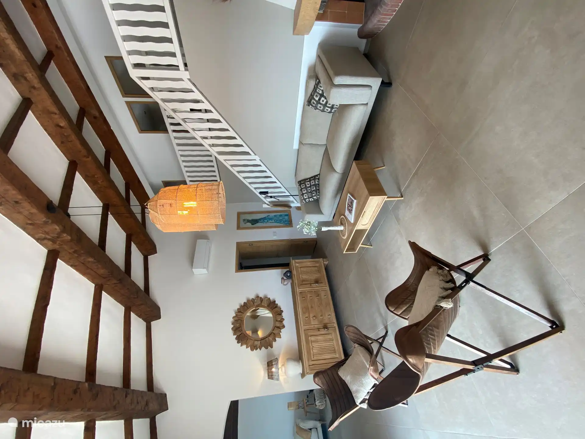 Wohnzimmer mit zentral platziertem Kamin und Klimaanlage