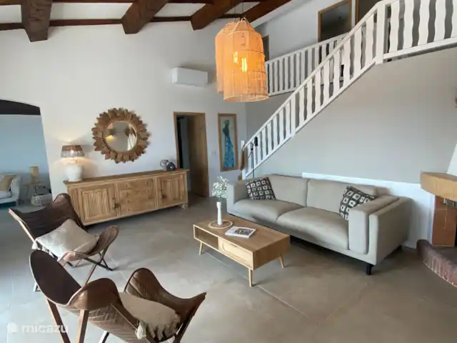 Villa Xenia avec vue imprenable sur la mer | France, Côte d'Azur, Les Issambres - villa Salon avec cheminée placée au centre et équipé de la climatisation