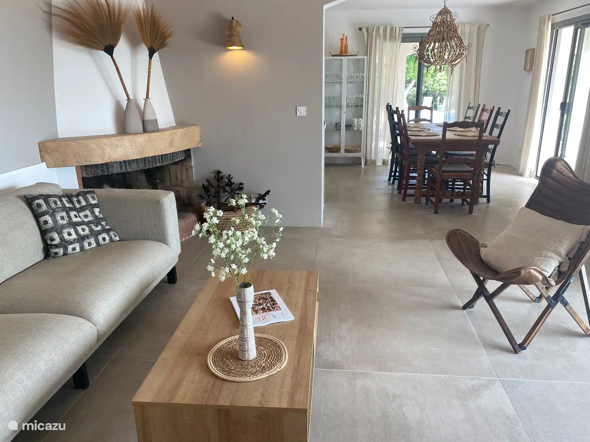 Wohnzimmer mit Kamin