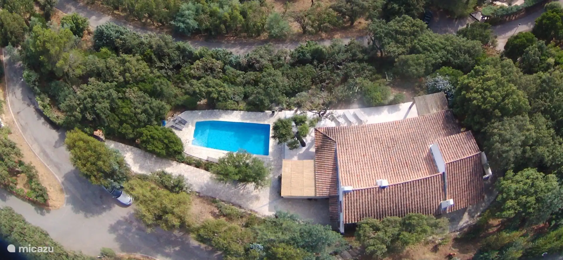 Draufsicht auf die Villa. Villa ist den ganzen Tag der Sonne ausgesetzt (Süd - West)