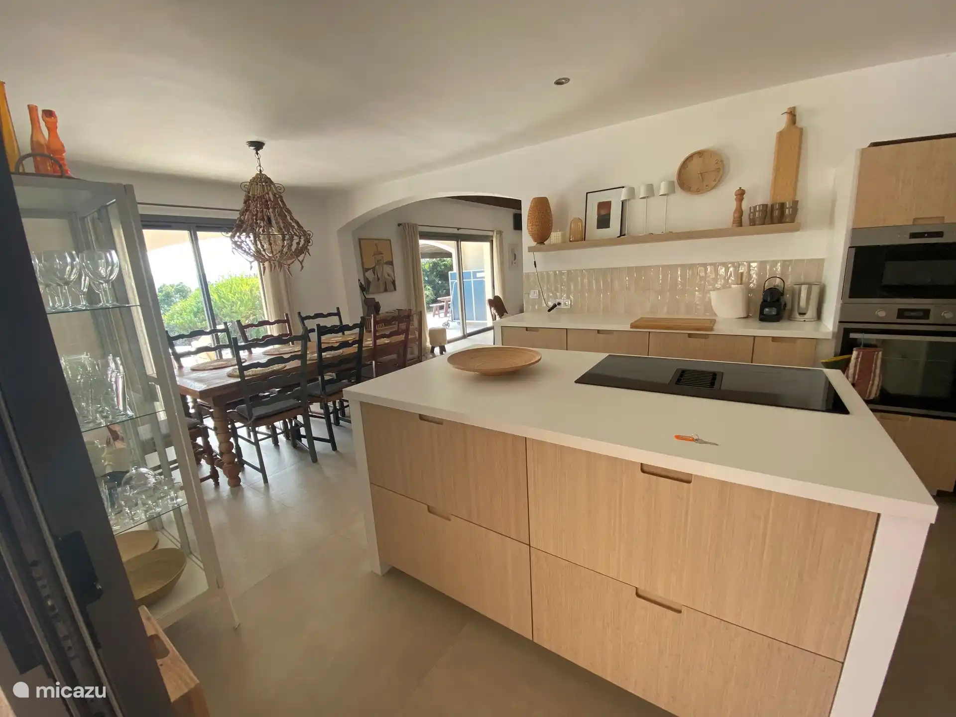 Offene Küche mit Nespresso-Kaffeemaschine und voll ausgestattet