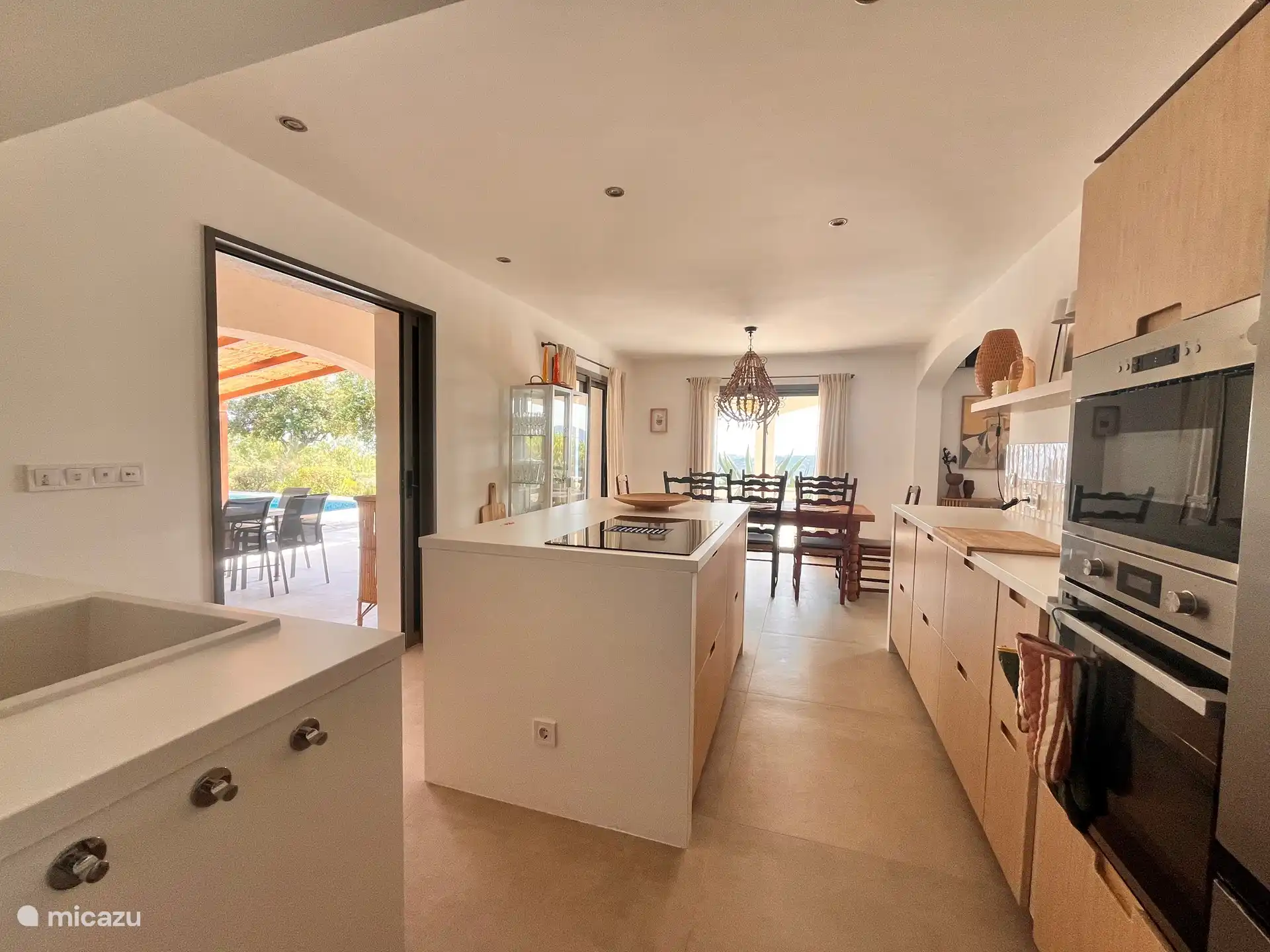 Geräumige Küche mit Heißluftofen, Grill, Mikrowelle, großem Induktionskochfeld, Nespresso-Kaffeemaschine, doppeltürigem amerikanischem Kühlschrank, Geschirrspüler usw. usw
