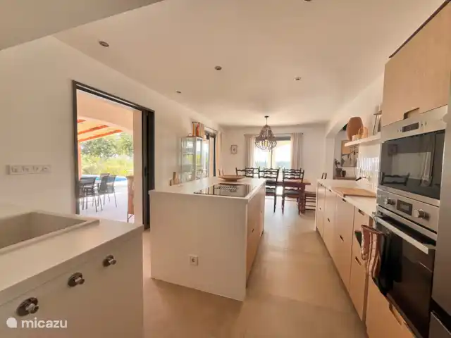 Villa Xenia avec vue imprenable sur la mer | France, Côte d'Azur, Les Issambres - villa Cuisine spacieuse avec four à convection, grill, micro-ondes, grande plaque à induction, machine à café Nespresso, réfrigérateur américain à double porte, lave-vaisselle, etc.