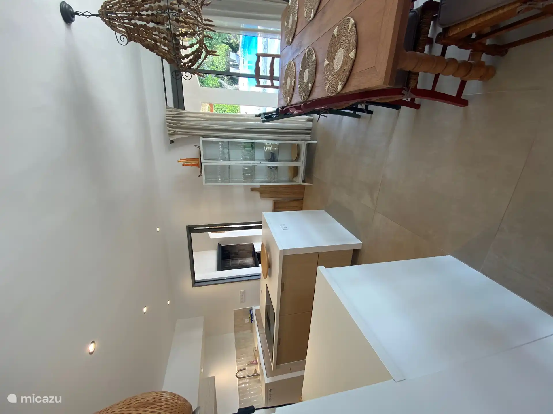 Esstisch mit offener Küche neben Terrassen 