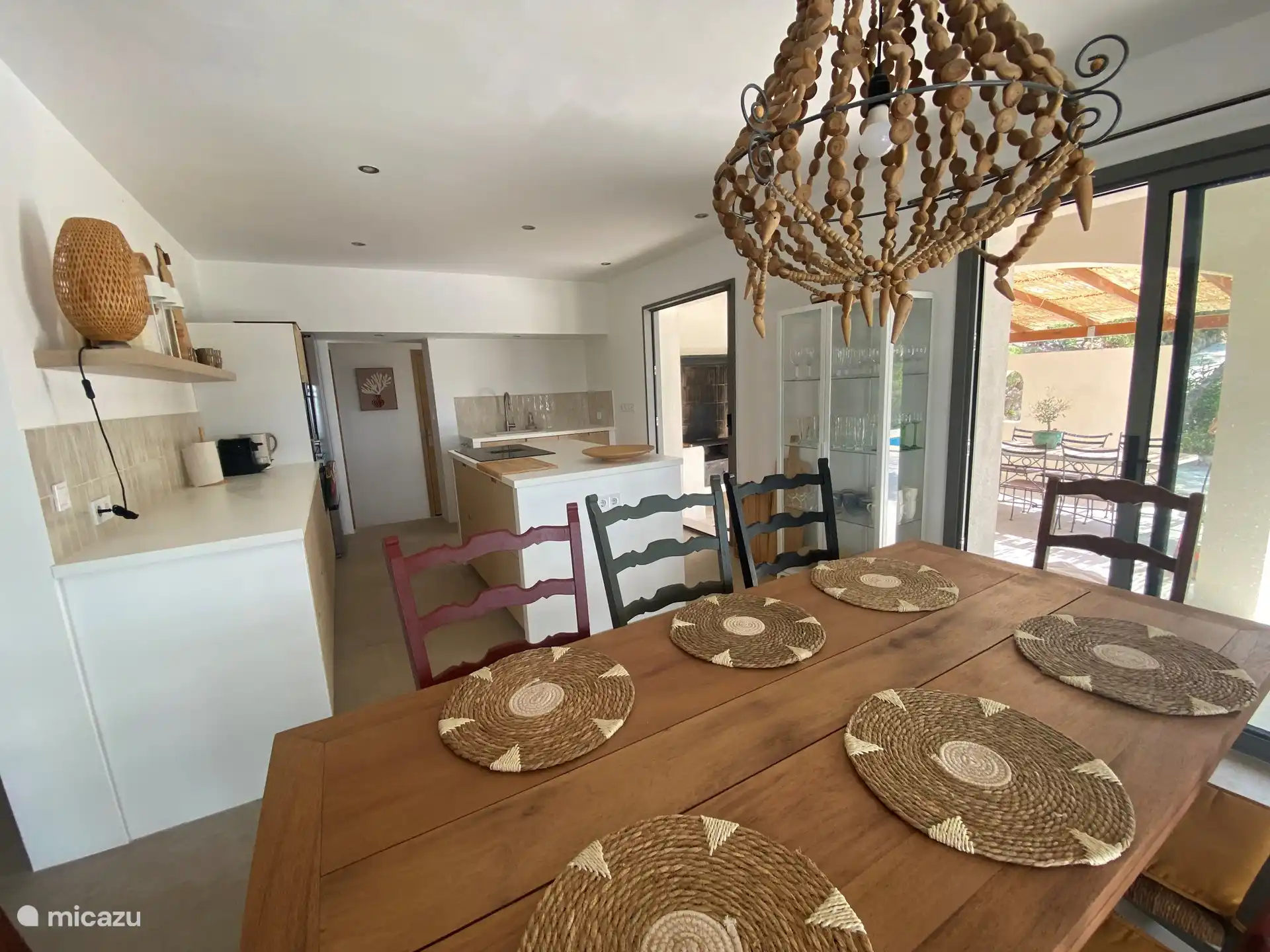 Esstisch mit offener Arbeit und Blick auf den Pool und das Meer