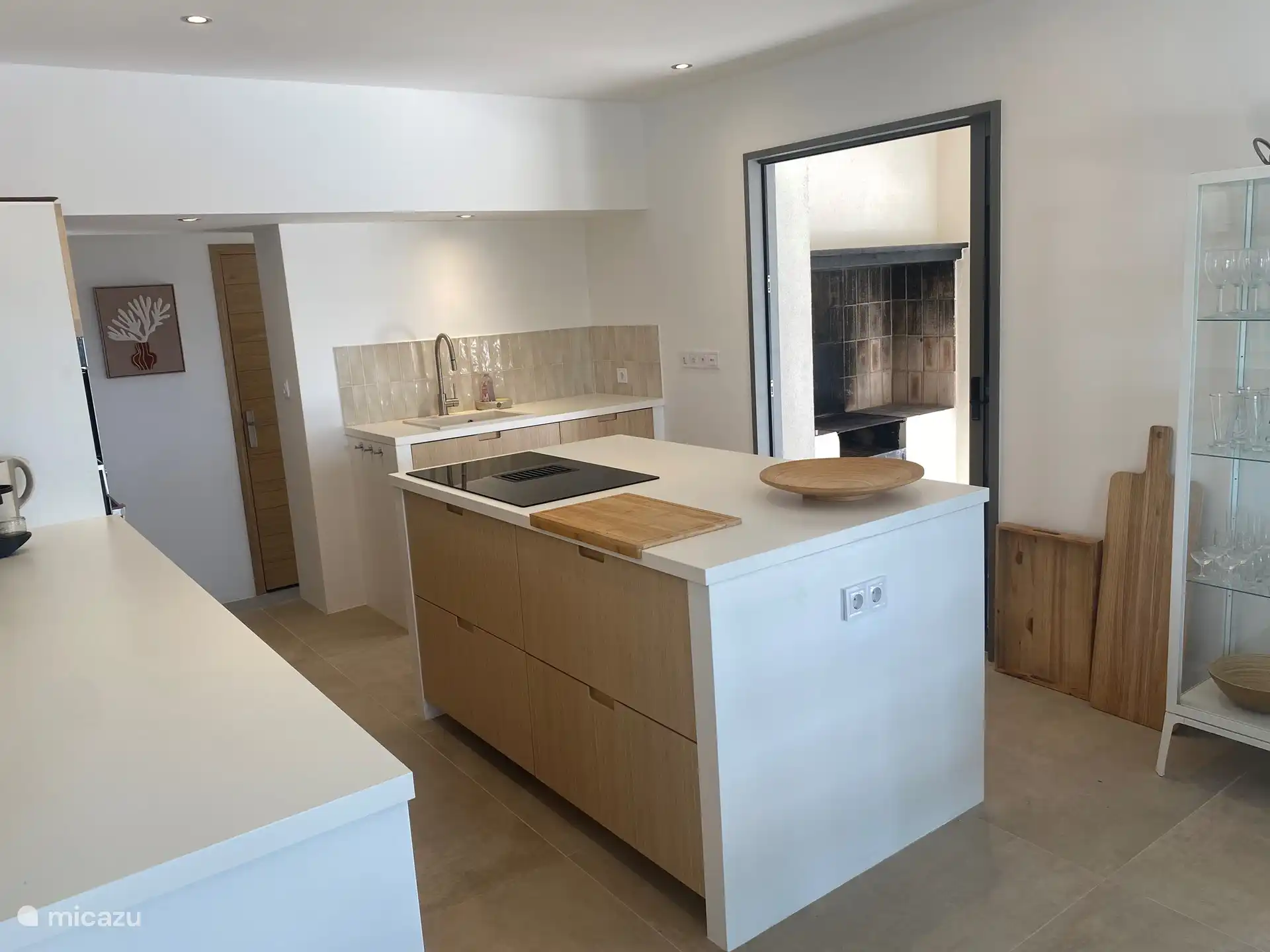 Offene Küche mit Grill im Nebengebäude, Tisch im Freien und Blick auf den Pool und das Meer