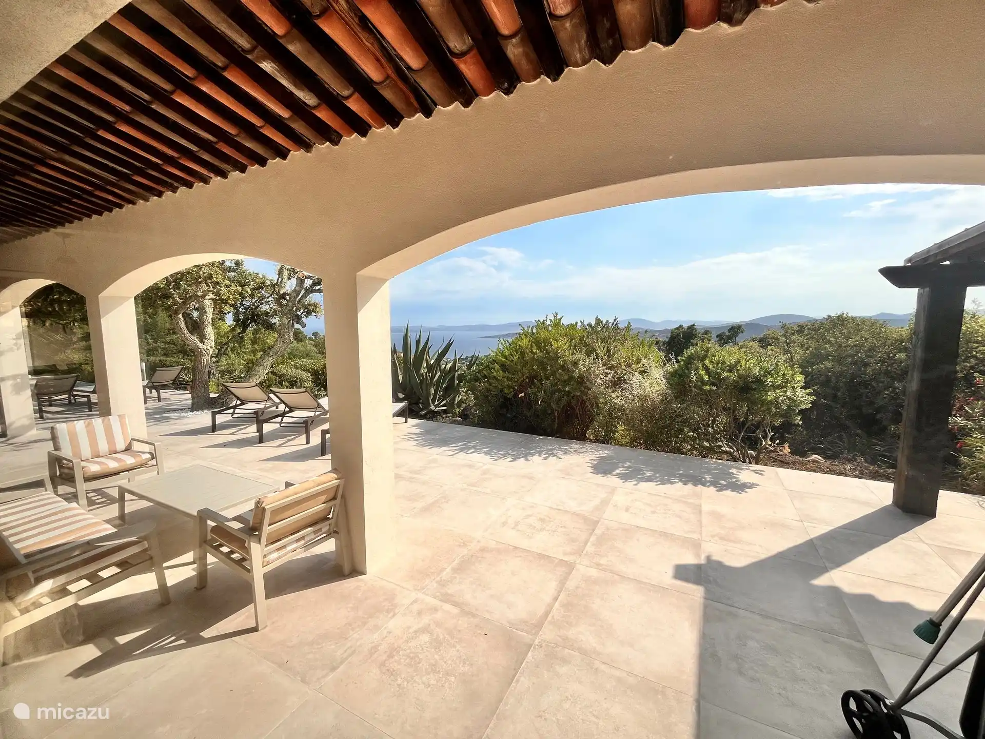 Überdachte Terrasse mit Panoramablick auf die Bucht von Saint Tropez