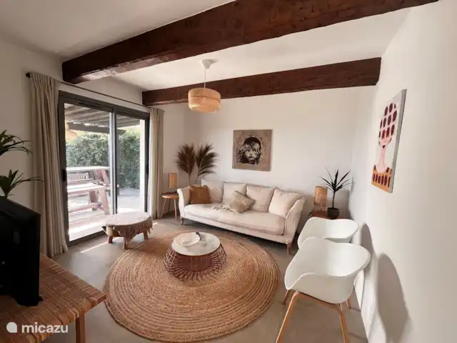 Villa Xenia avec vue imprenable sur la mer | France, Côte d'Azur, Les Issambres - villa Salle de télévision / détente séparée avec portes-fenêtres donnant sur des sièges extérieurs couverts avec une vue imprenable sur la mer.