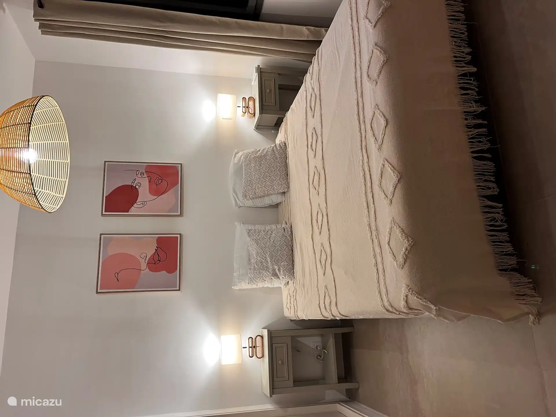 Schlafzimmer 1 (Erdgeschoss): Schlafzimmer mit flüsterleiser Klimaanlage mit Einbauschränken und Nebengebäude Bad + WC