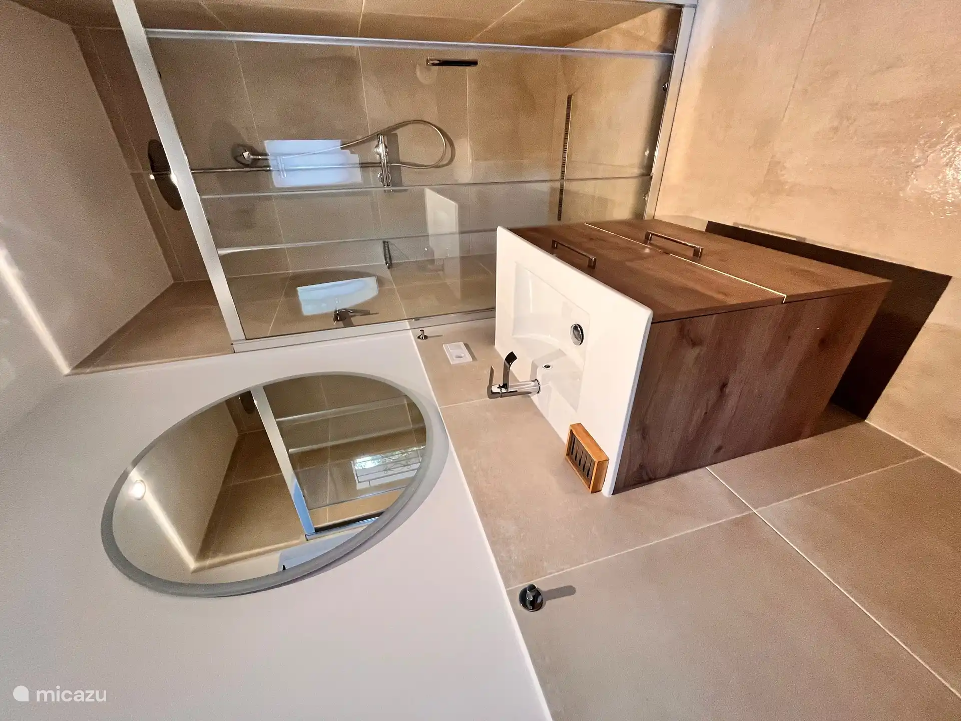 Badezimmer 1 Nebengebäude Schlafzimmer 1 mit WC