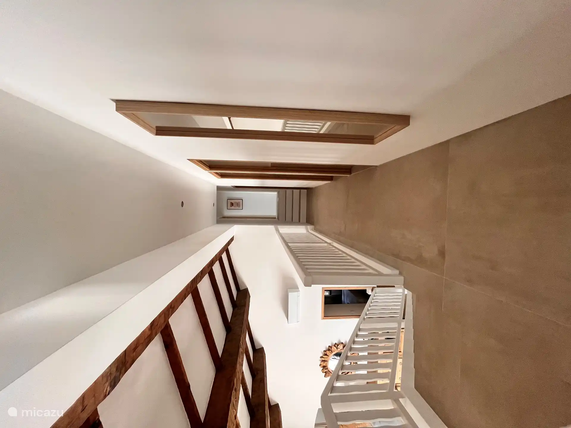 Zentraler Flur Obergeschoss mit Blick auf das Wohnzimmer
