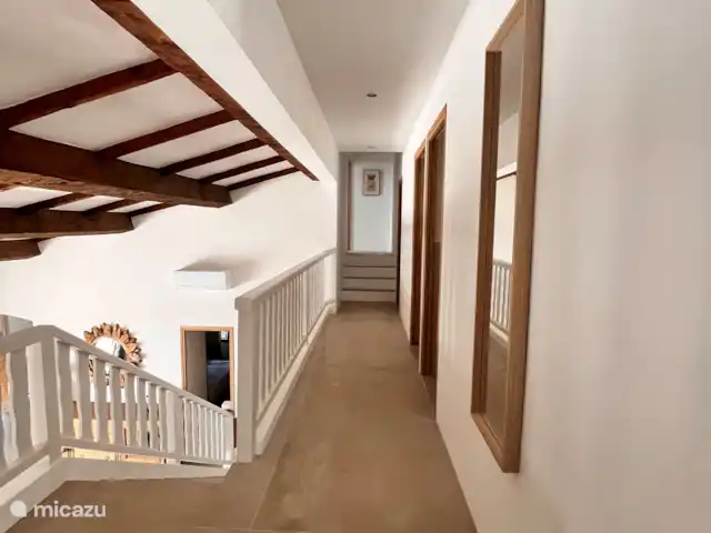 Villa Xenia avec vue imprenable sur la mer | France, Côte d'Azur, Les Issambres - villa Couloir central à l’étage supérieur avec vue sur le salon