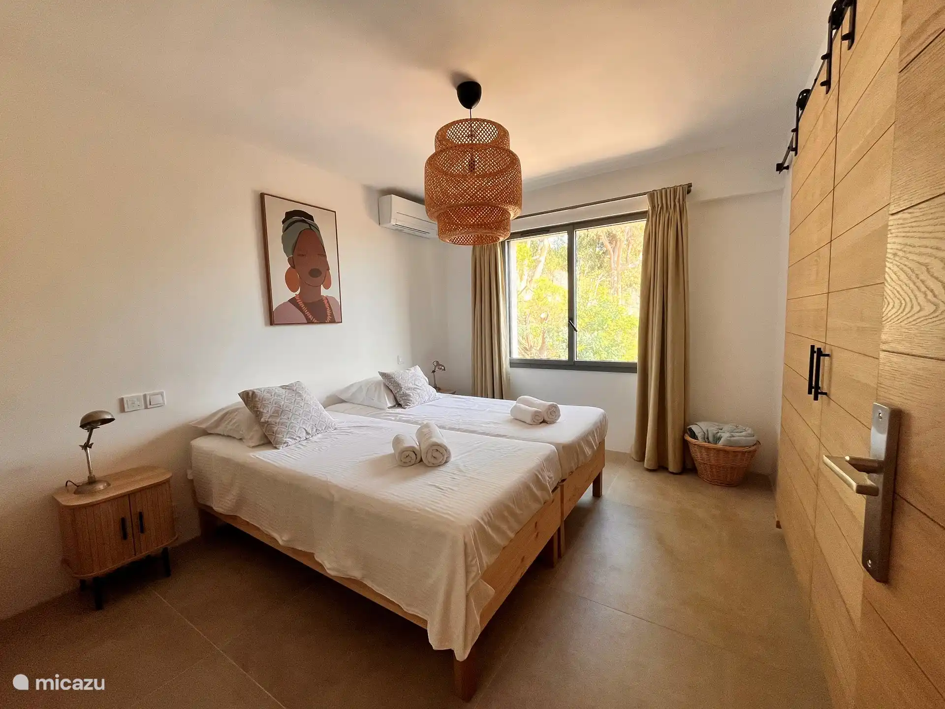 Schlafzimmer 2: Geräumiges Schlafzimmer mit Einbauschränken und Nebenbad mit flüsterleiser Klimaanlage