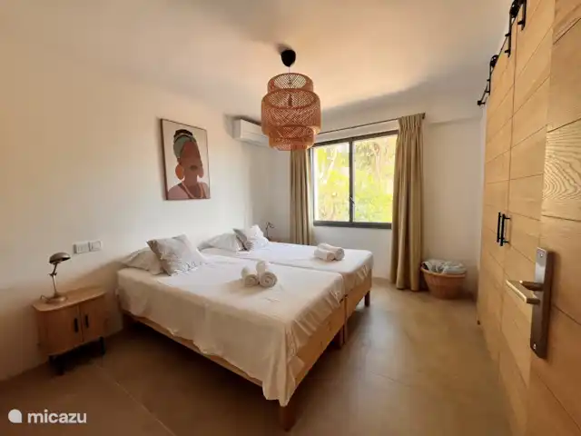 Villa Xenia avec vue imprenable sur la mer | France, Côte d'Azur, Les Issambres - villa Chambre 2 : Chambre spacieuse avec placards et salle de bain annexe avec climatisation silencieuse