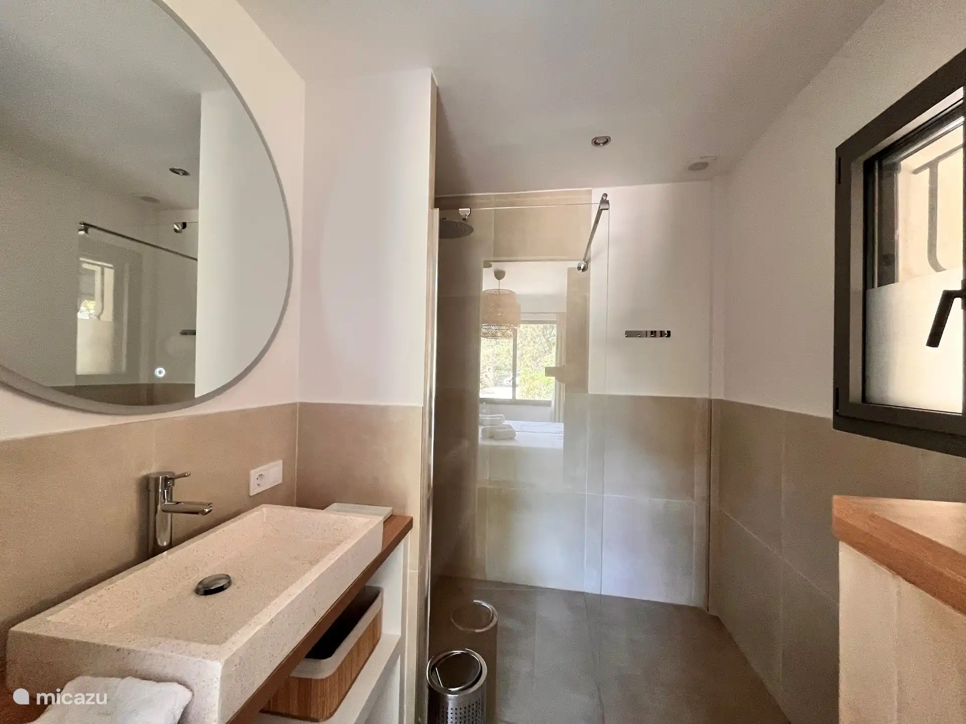 Badezimmer 2: Modernes Badezimmer mit Regendusche und WC