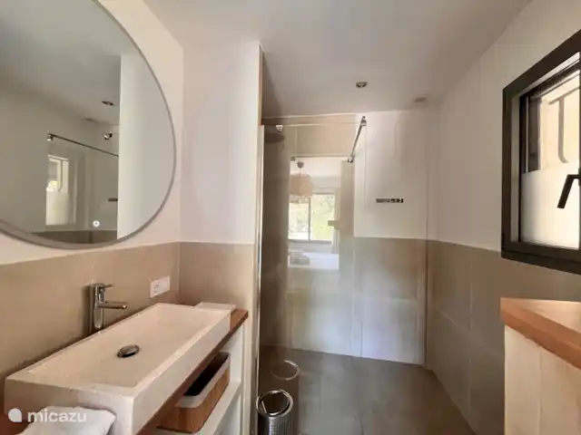 Villa Xenia avec vue imprenable sur la mer | France, Côte d'Azur, Les Issambres - villa Salle de bain 2 : Salle de bains moderne avec douche à effet pluie et toilettes
