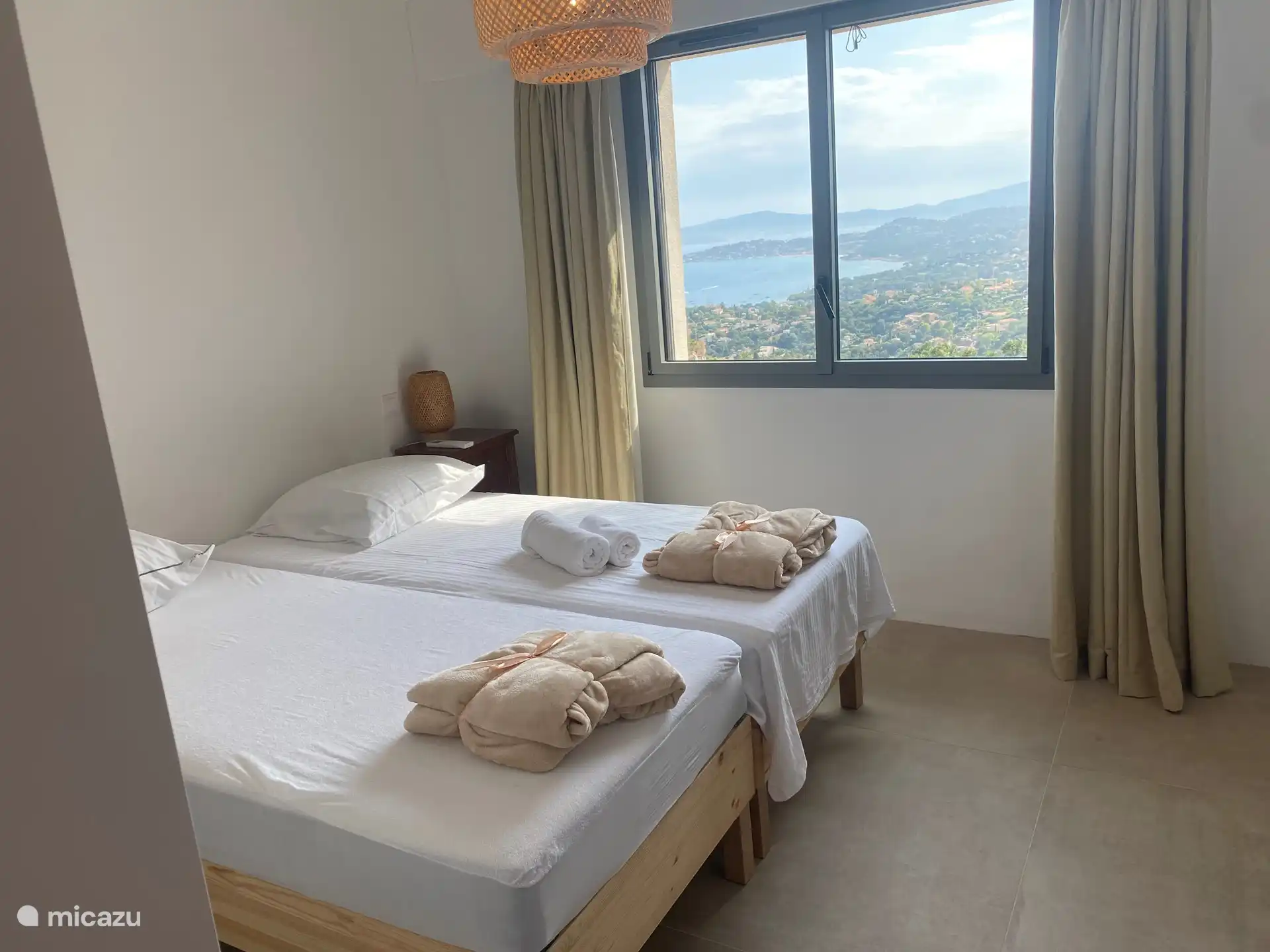 Schlafzimmer 3 mit flüsterleiser Klimaanlage und Panoramablick auf die Bucht von Saint Tropez und den Hafen von Les Issambres.