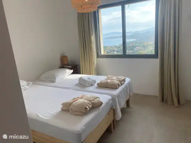 Villa Xenia avec vue imprenable sur la mer | France, Côte d'Azur, Les Issambres - villa Chambre 3 avec chuchotement calme, climatisation et vue panoramique sur la baie de Saint Tropez et le port des Issambres.