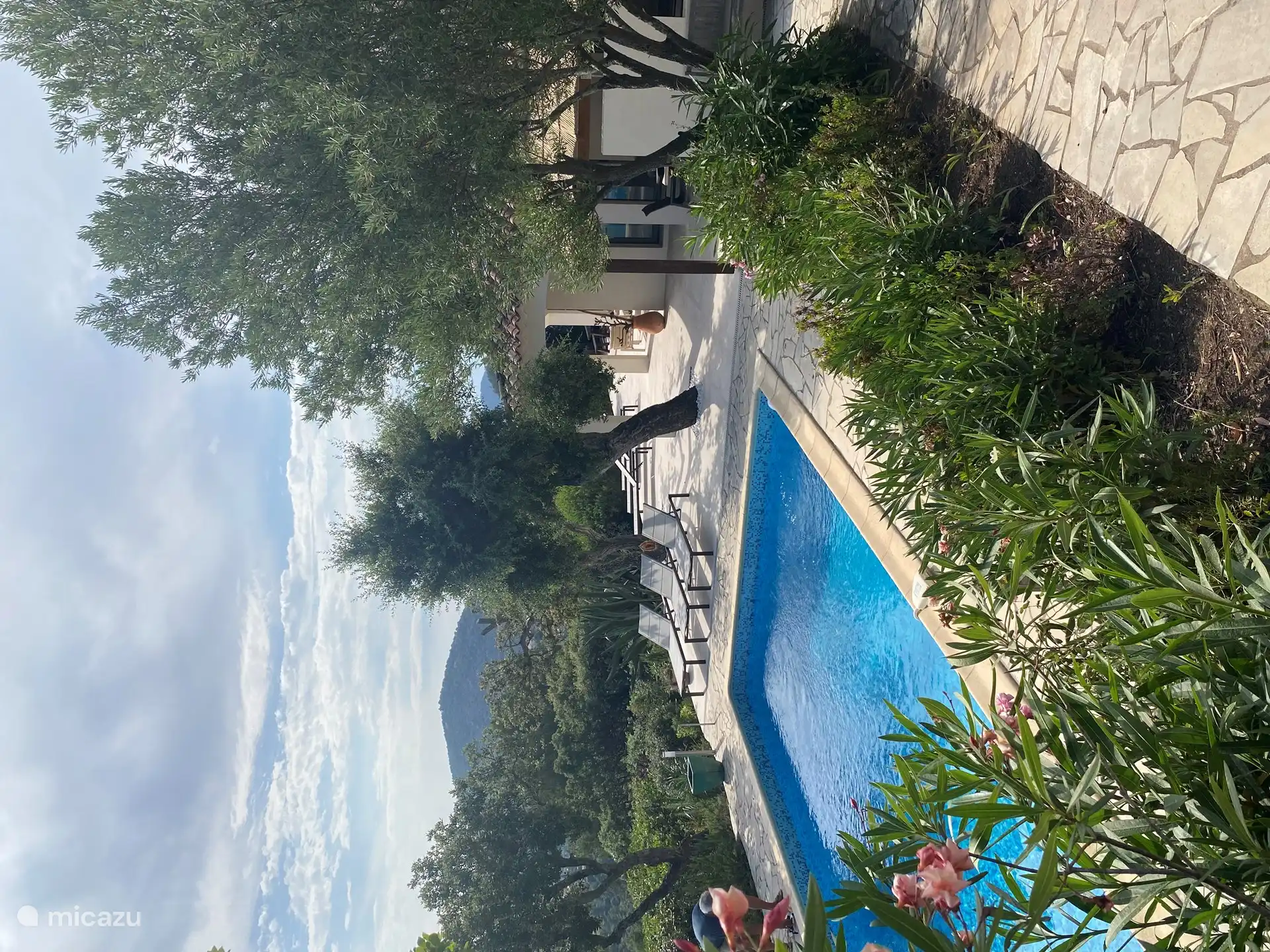 Schwimmbad auf der gleichen Ebene wie Eingang, Wohnzimmer, Küche, Esszimmer, Fernsehzimmer und Schlafzimmer.