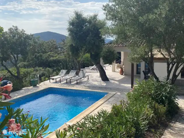 Villa Xenia avec vue imprenable sur la mer | France, Côte d'Azur, Les Issambres - villa Piscine au même niveau que l’entrée, le salon, la cuisine, la salle à manger, la salle de télévision et la chambre.