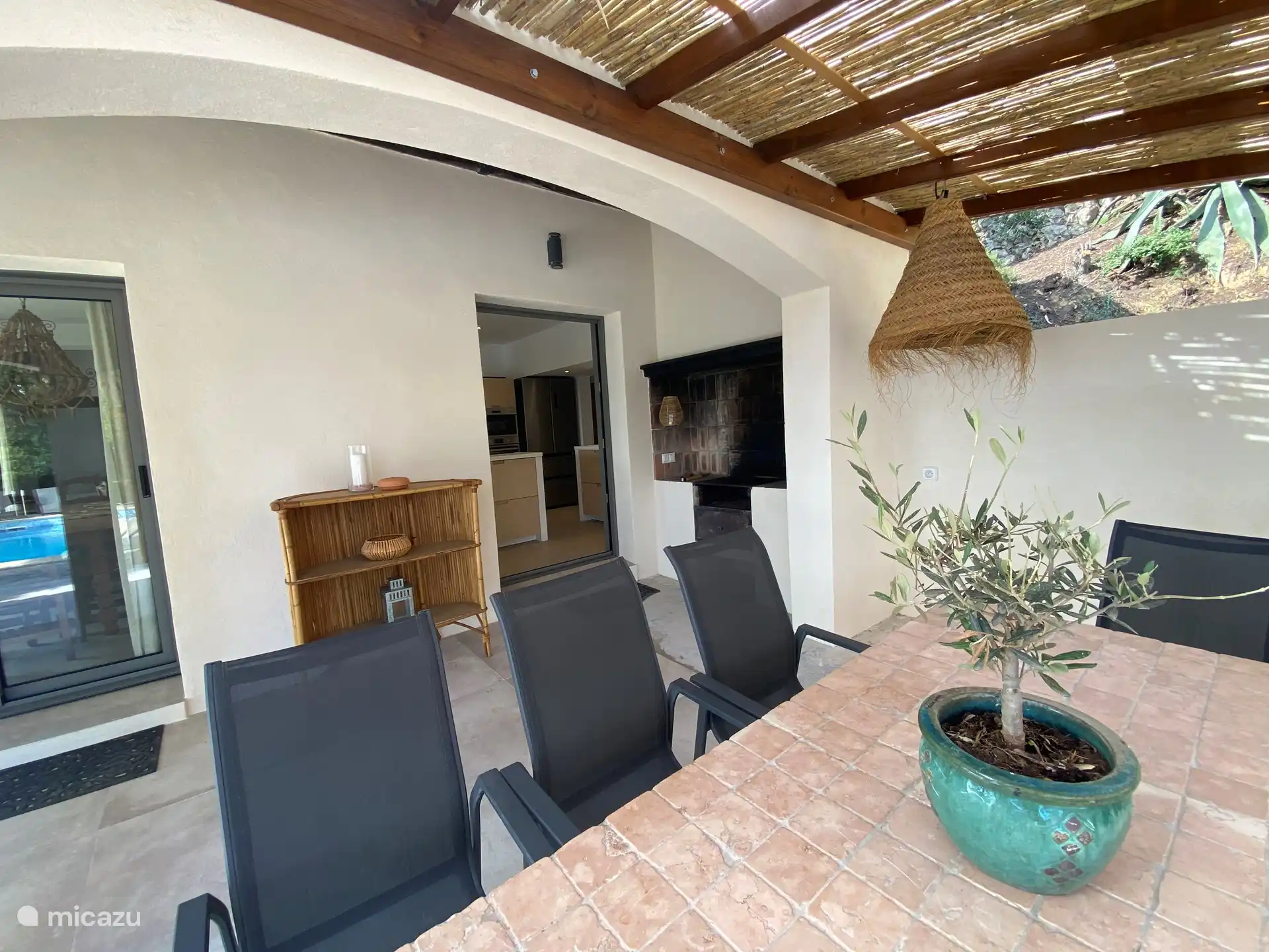 Tisch im Freien mit Grill
