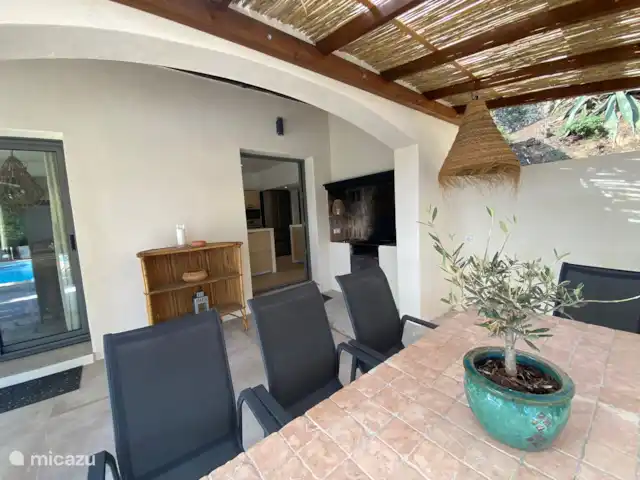 Villa Xenia avec vue imprenable sur la mer | France, Côte d'Azur, Les Issambres - villa Table d’extérieur avec barbecue