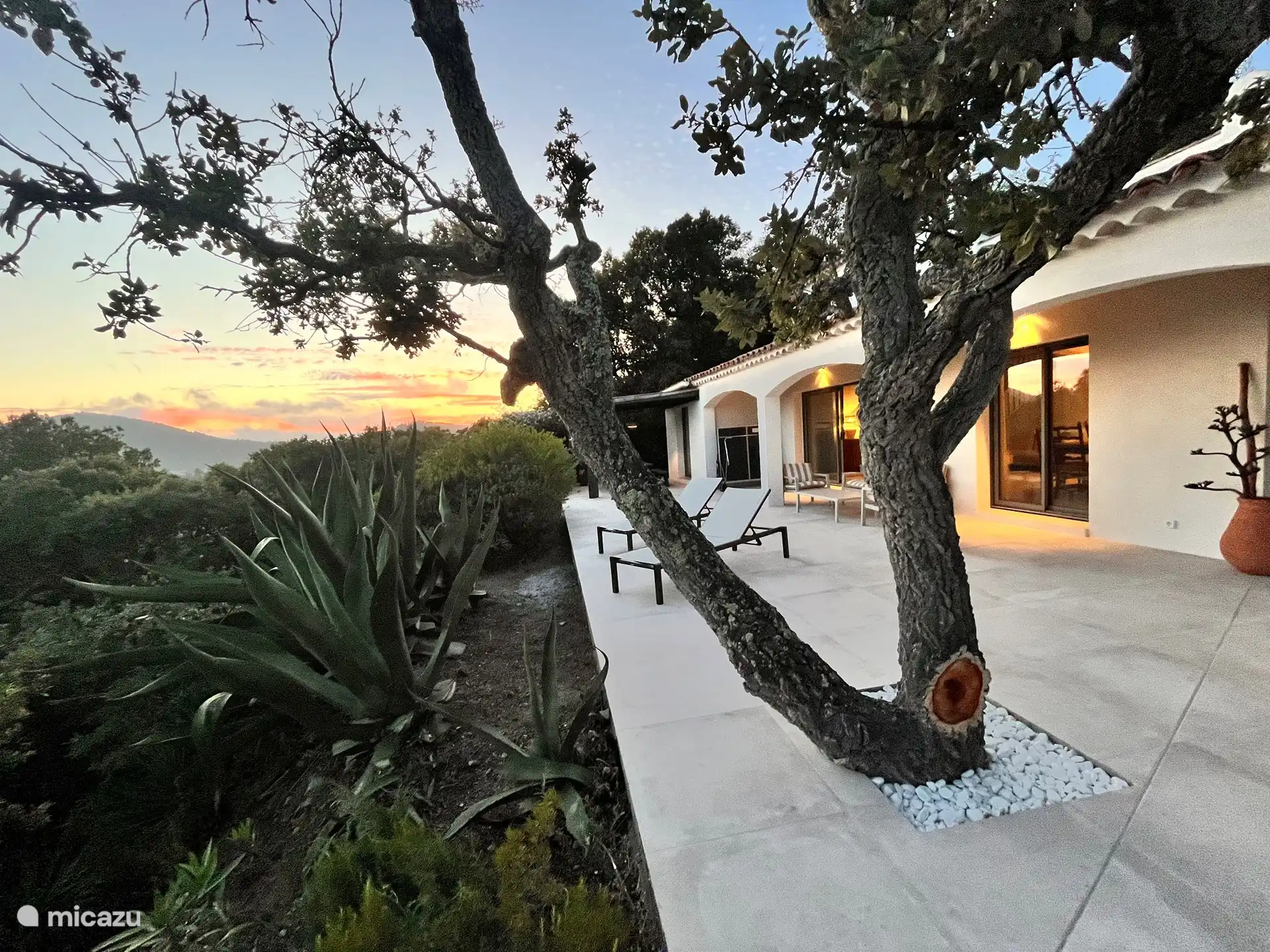 Terrasse mit Panoramablick auf die Bucht von Saint Tropez und das Schwimmbad