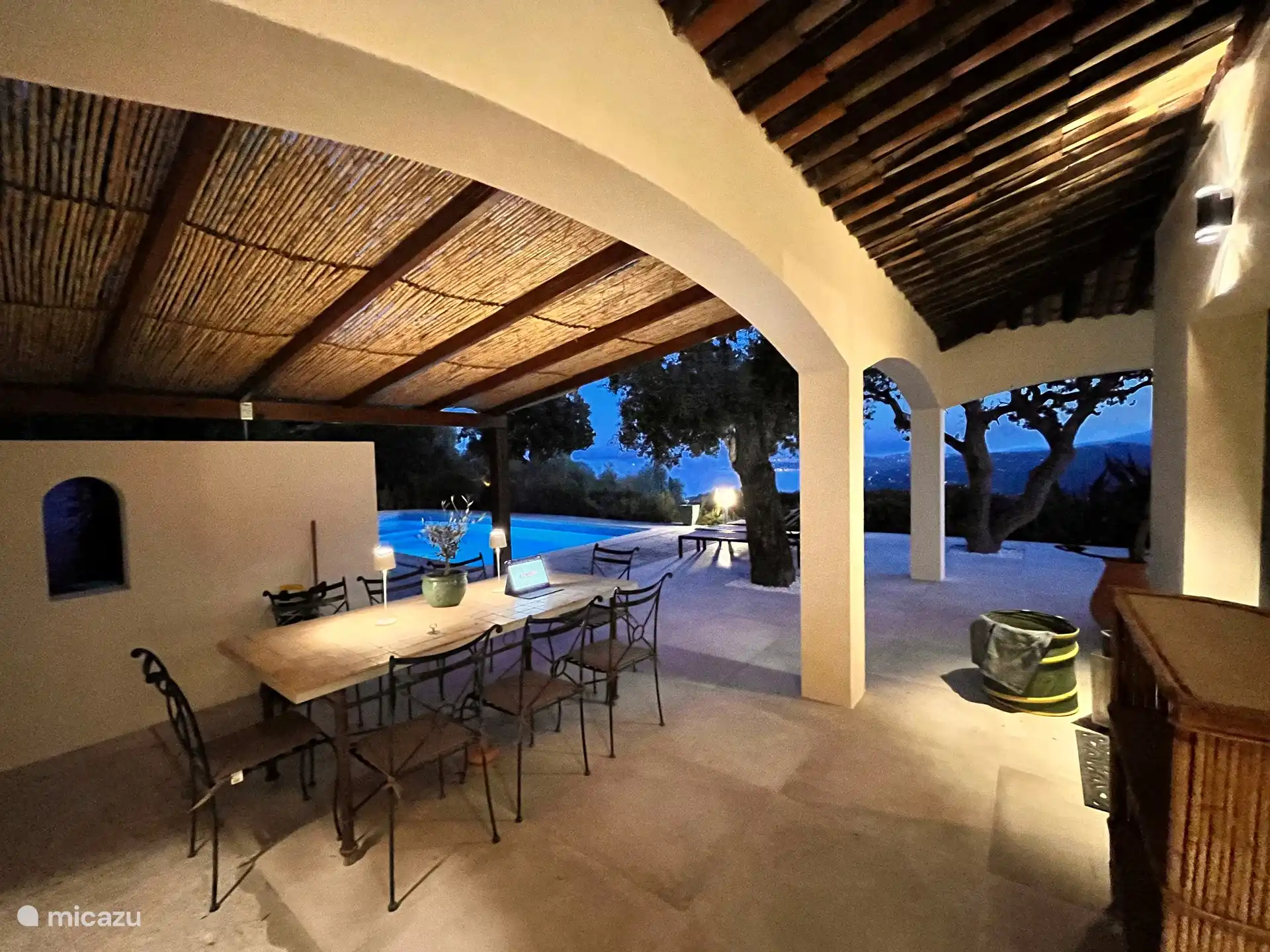 Gemütliches Essen im Freien neben dem großen Grill