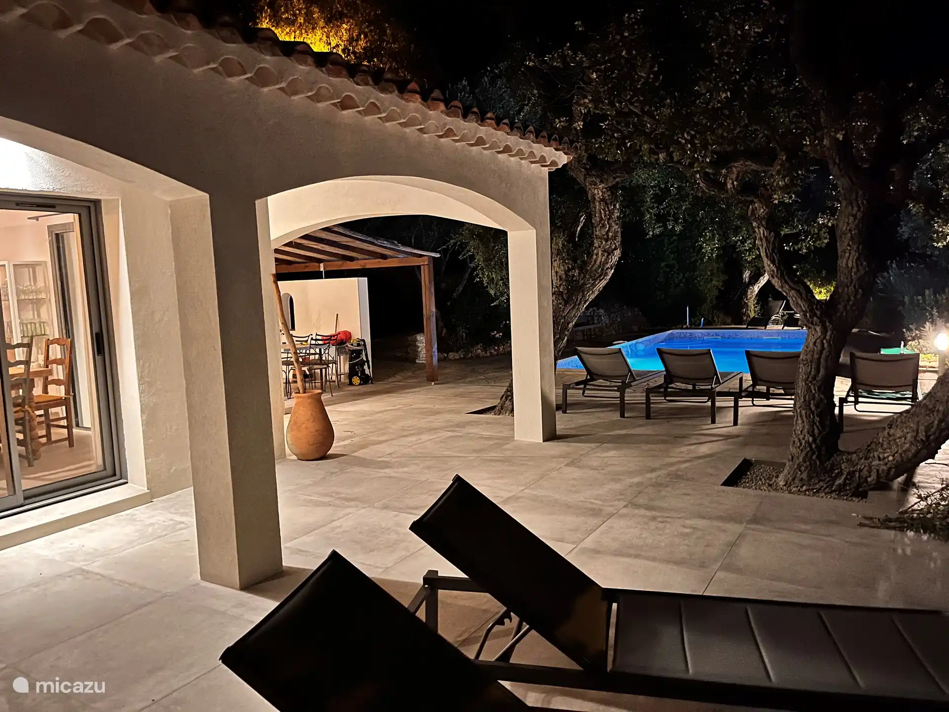 Beleuchtete Terrasse mit Blick auf den Pool und die Bucht von Saint Tropez