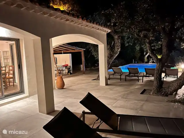 Villa Xenia avec vue imprenable sur la mer | France, Côte d'Azur, Les Issambres - villa Terrasse éclairée avec vue sur la piscine et la baie de Saint Tropez