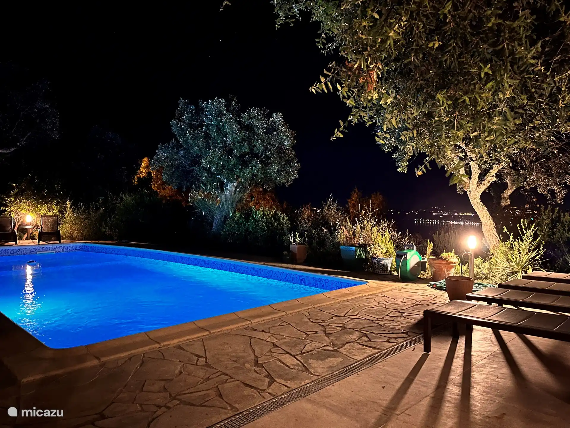 Beleuchtetes Schwimmbad am Abend