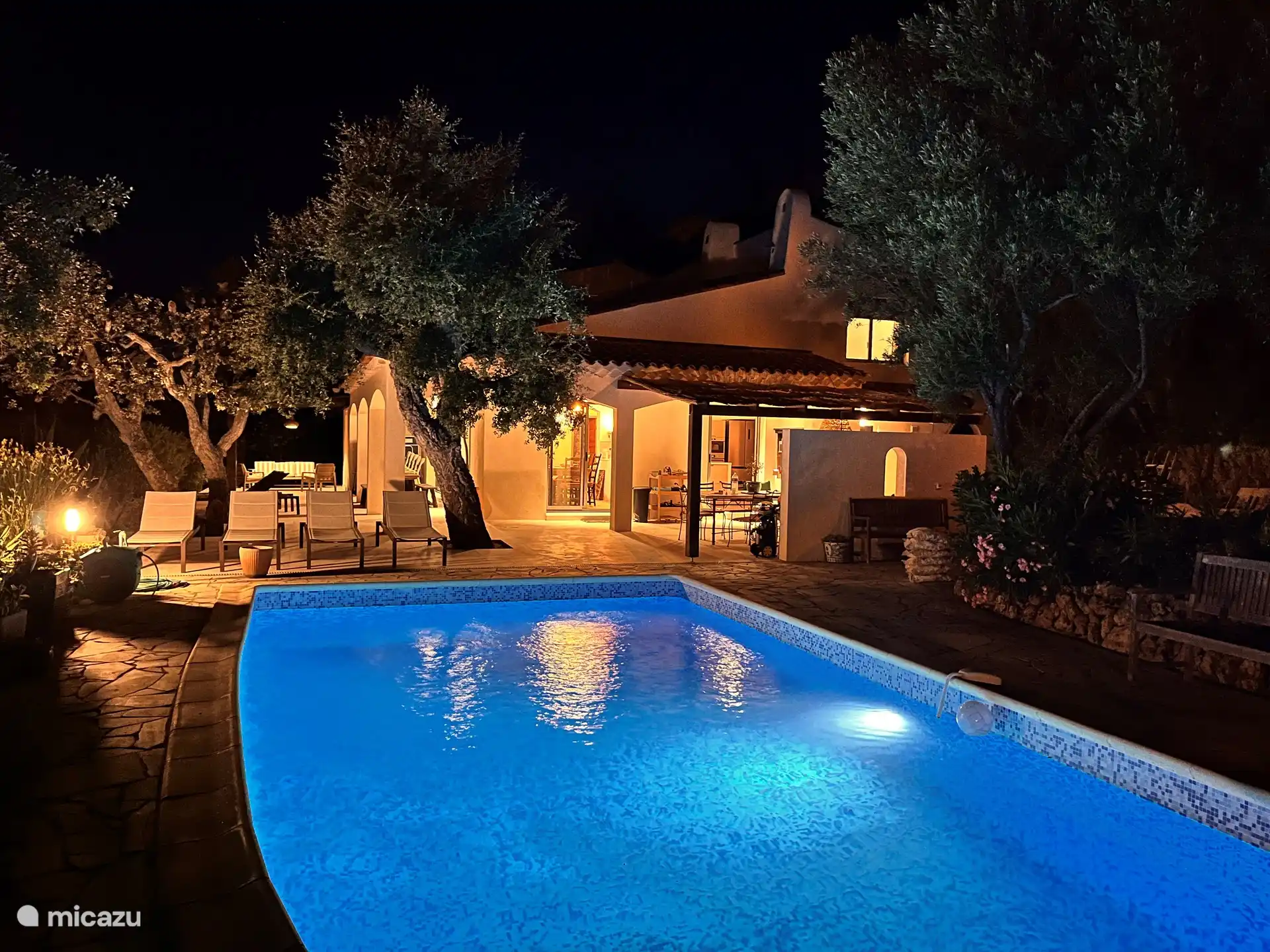 Schwimmbad mit Flutlicht