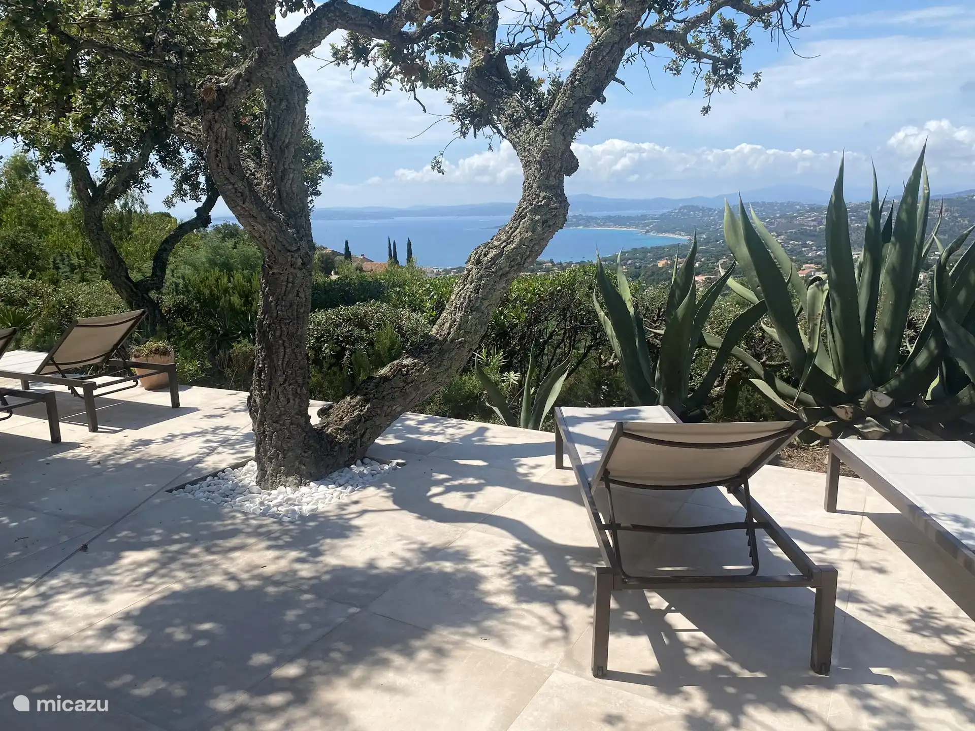 180-Grad-Meerblick von der Villa, den Terrassen, dem Pool, der Küche und den Schlafzimmern. Auch ein Blick auf Saint Tropez.