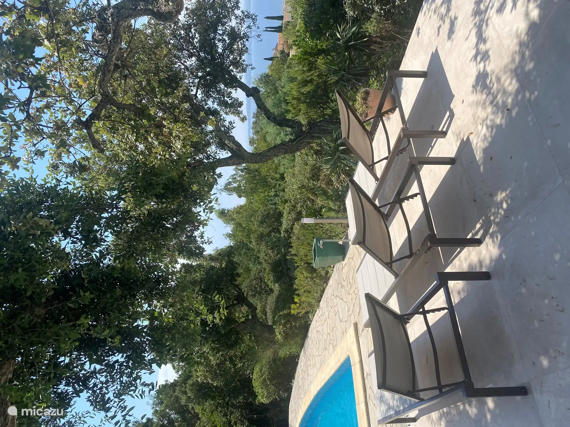 Terrasse mit 8 Liegestühlen