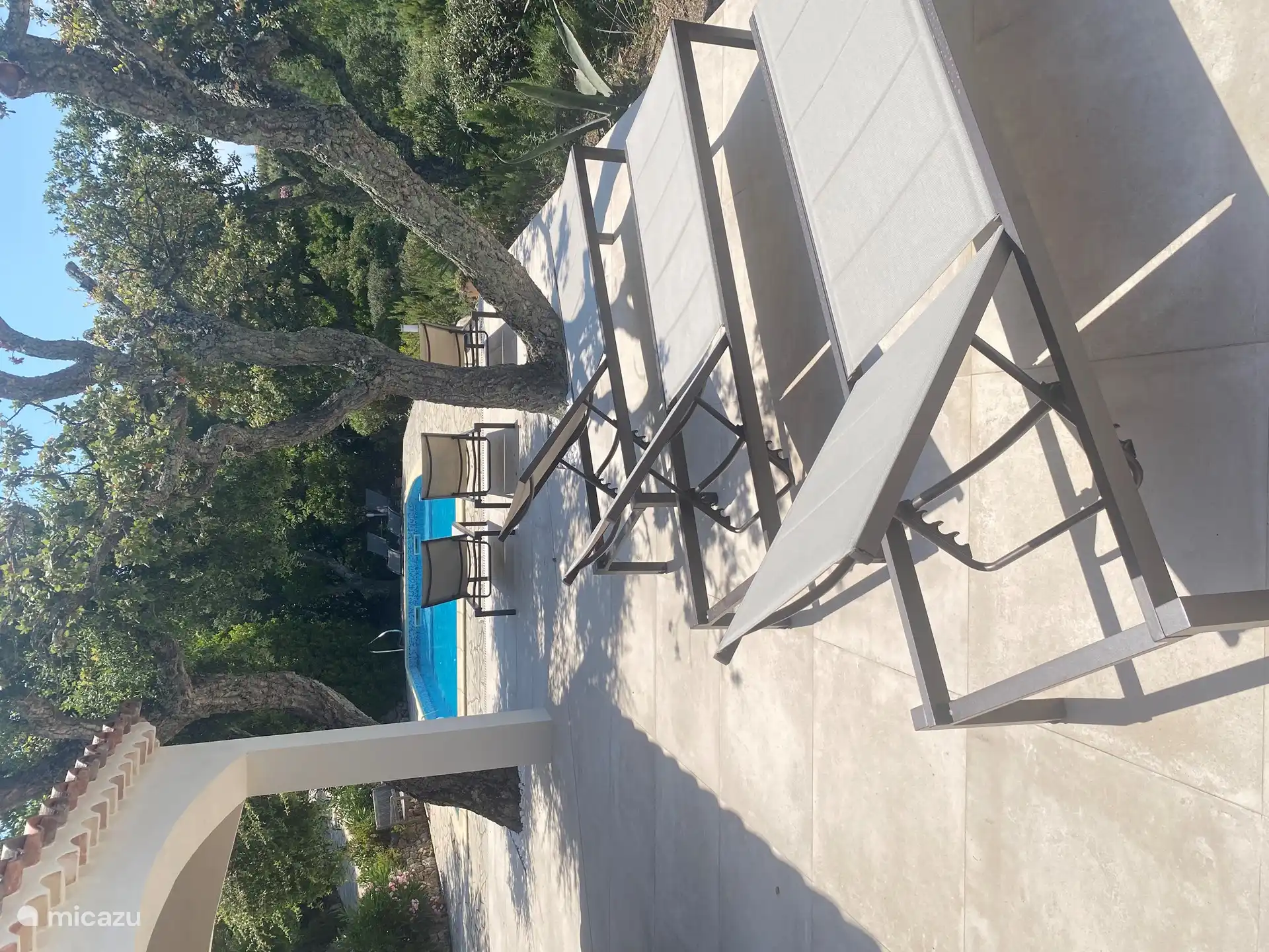 Terrasse mit 8 Liegestühlen