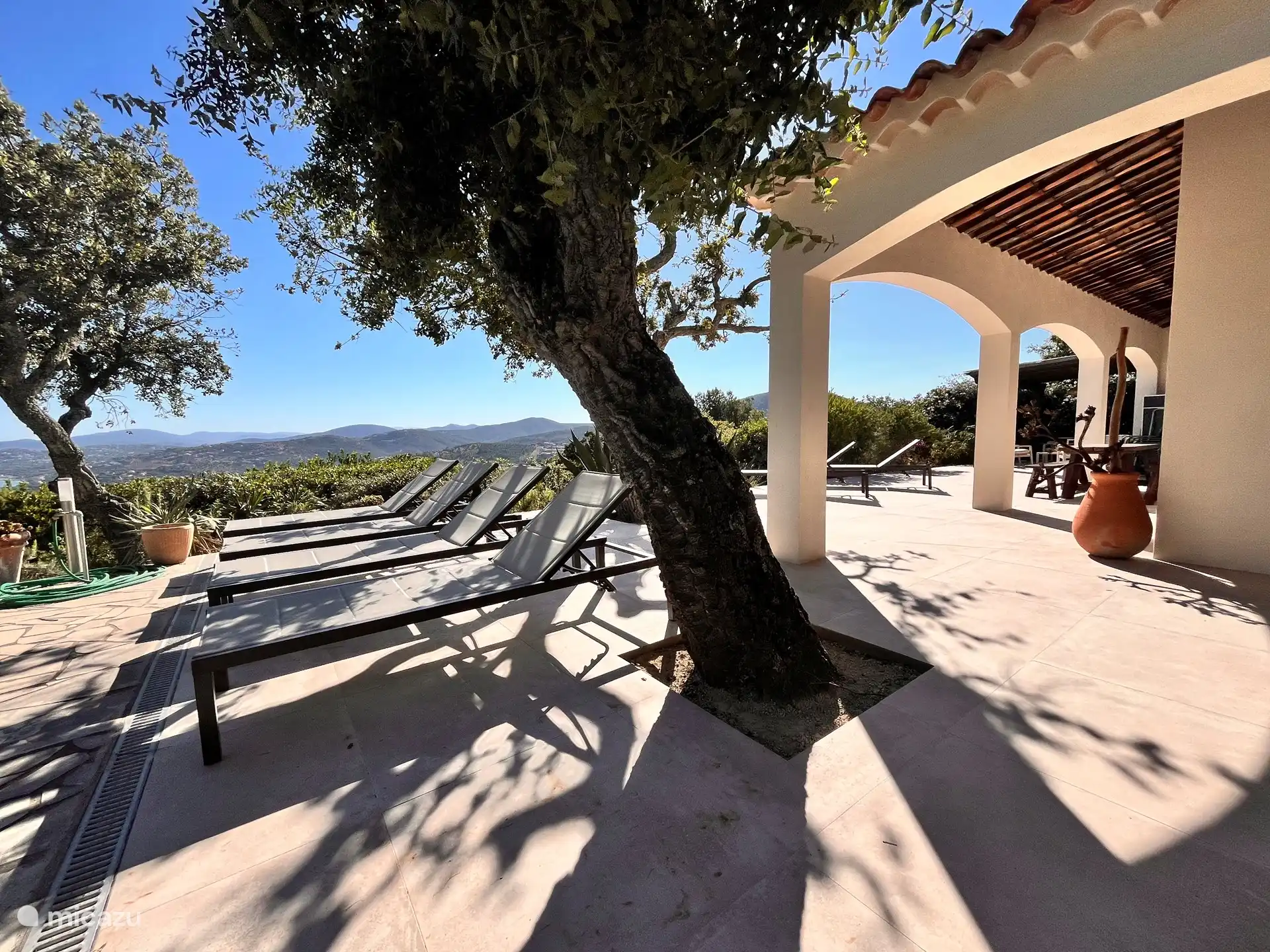 Große Terrasse mit Liegeplatzgebühren und mehreren Sitzgelegenheiten