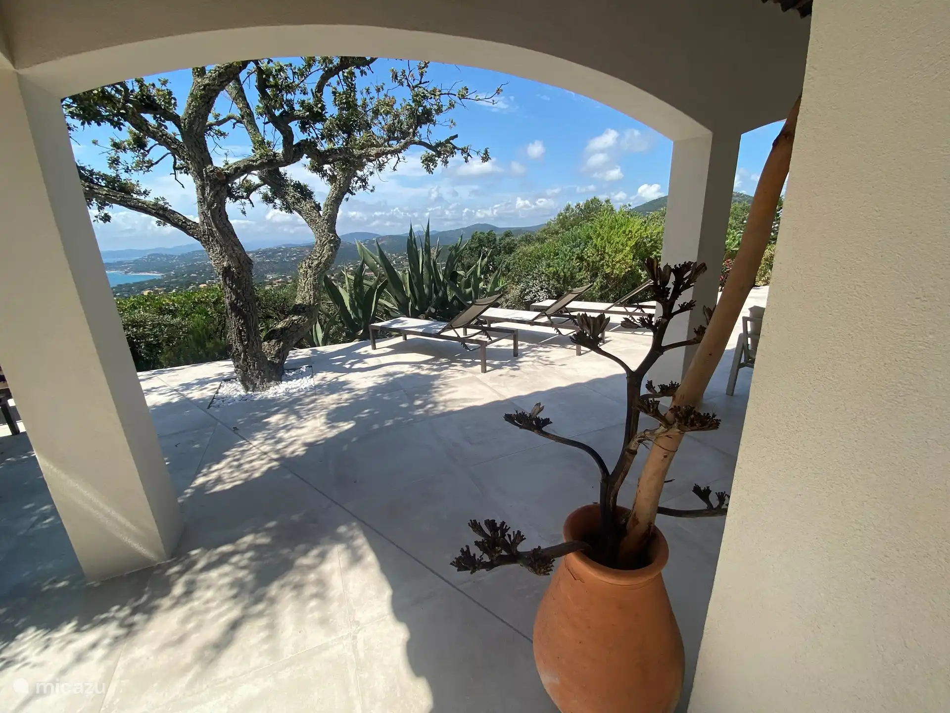 Terrassen mit schönem Blick über die Bucht und Saint Tropez