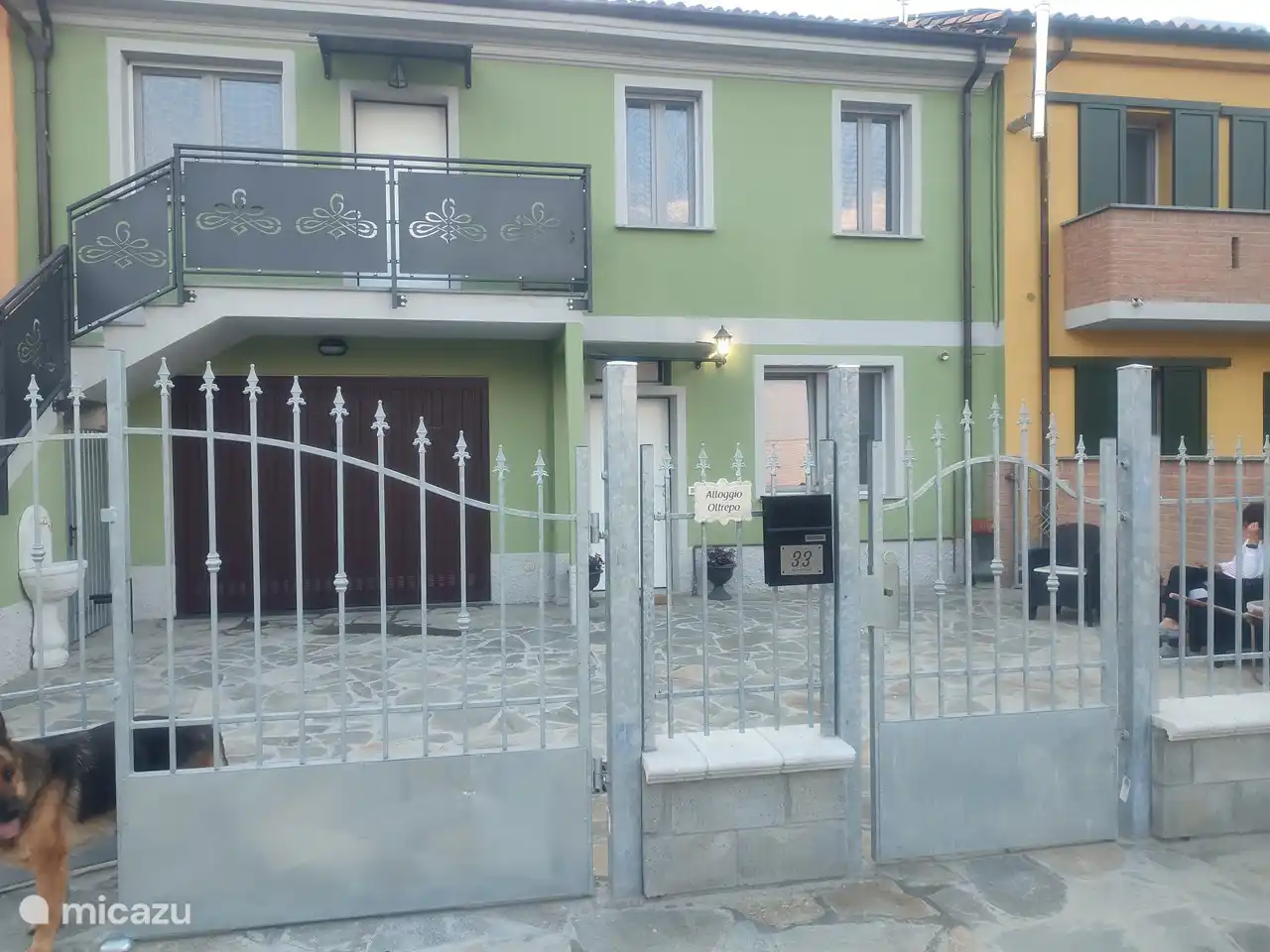 partie extérieure avec cour où il est possible de se garer