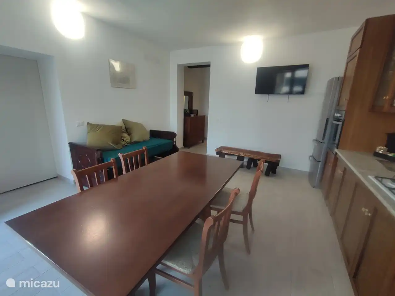 la cuisine avec un canapé-lit et une télévision avec uniquement des chaînes italiennes mais aussi de la musique