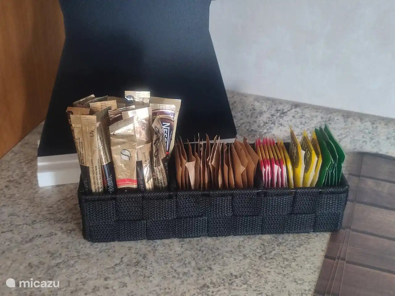 une bouilloire et quelques infusions et café accompagnés de deux douceurs pour le petit-déjeuner, mais si vous le souhaitez, notre bar du village est à 100 mètres avec nos visiteurs habituels qui donnent une note de tradition à la nuitée à Verrua Po