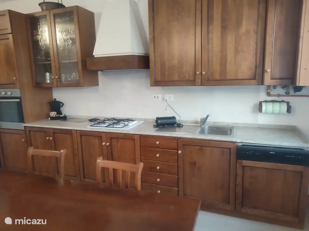 dans la cuisine, vous trouverez tout ce dont vous avez besoin pour cuisiner de manière autonome, à 100 mètres, nous avons une épicerie bien approvisionnée pour acheter ce dont vous avez besoin, et une pizzeria qui propose également une cuisine hautement recommandée.